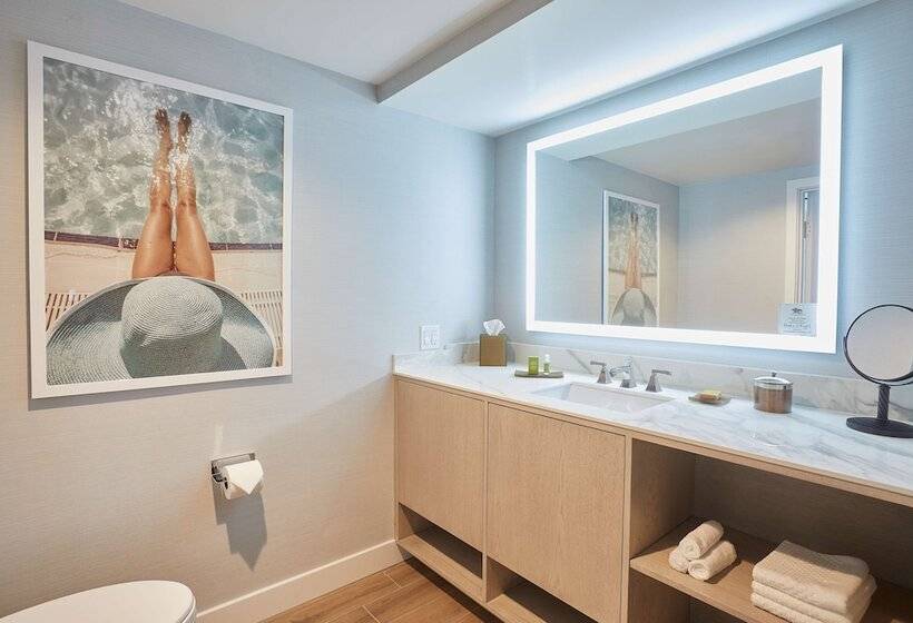 스탠다드 룸 더블 침대 2개, The Waterfront Beach Resort, A Hilton