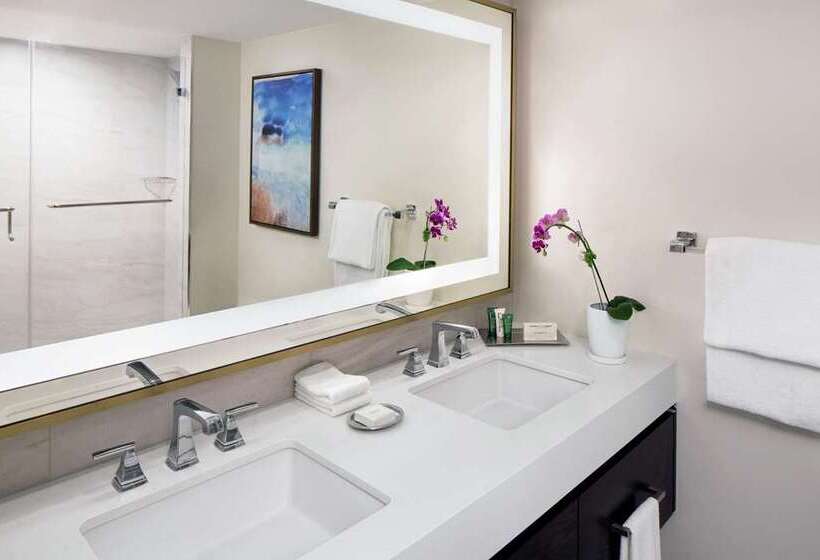 스탠다드 룸 킹사이즈 침대, The Waterfront Beach Resort, A Hilton