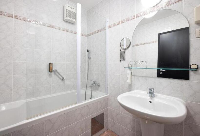 Family Suite, Kompas