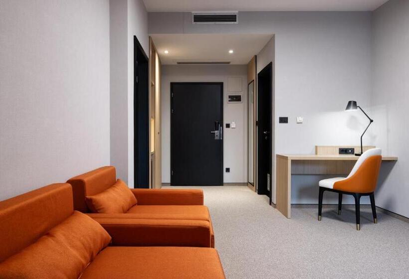Family Suite, Kompas