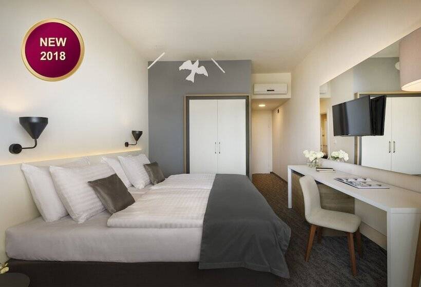 اتاق سوپریور با چشم‌انداز جانبی دریا, Remisens Hotel Albatros All Inclusive