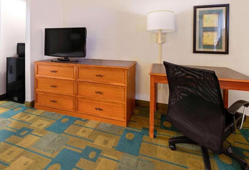 מיטת קינג בסוויטה, La Quinta Inn By Wyndham Phoenix North