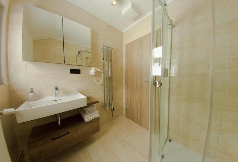 اتاق استاندارد سه نفره, Praha