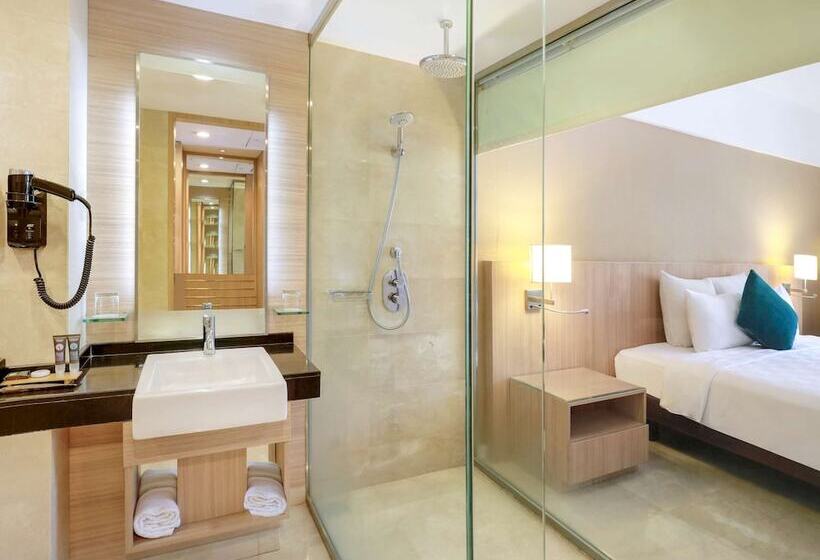 اتاق سوپریور با چشم‌انداز استخر, Grand Tropic Suites Hotel Surabaya