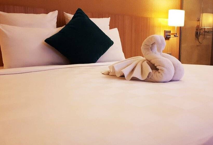 اتاق سوپریور با چشم‌انداز استخر, Grand Tropic Suites Hotel Surabaya