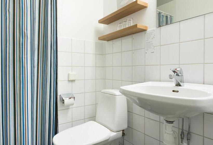 Economy Triple Room, L Bjorken