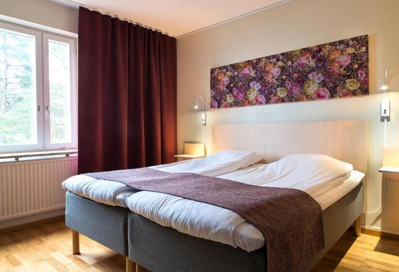 Economy Triple Room, L Bjorken