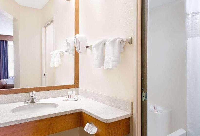 Номер Стандарт 2 Двуспальные Кровати, Travelodge By Wyndham Perry National Fairgrounds Area I 75