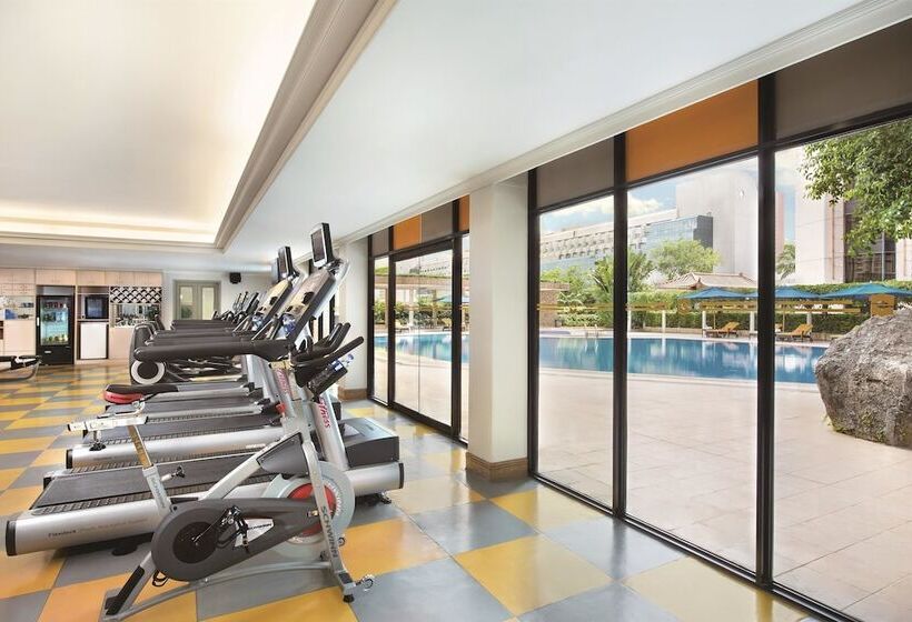 Номер Superior, Shangri La Shenzhen   Nearby Luohu Border, Outdoor Swimming Pool