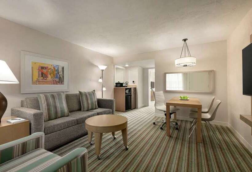 سوییت با چشم‌انداز استخر, Embassy Suites By Hilton San Juan Hotel & Casino