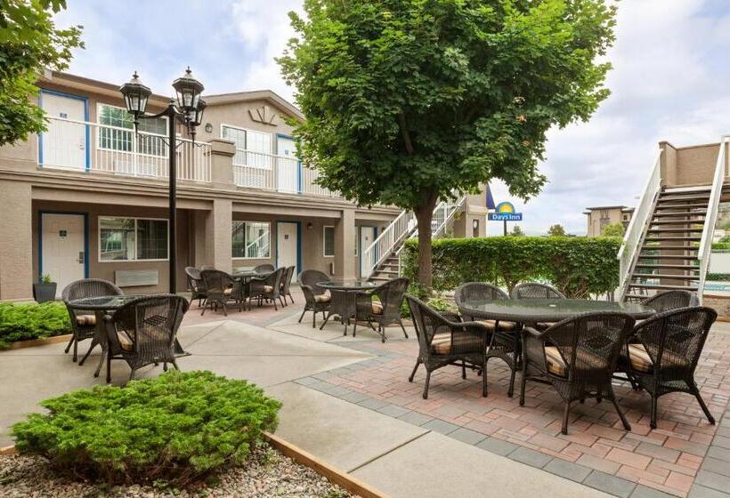 キングサイズベッドのスイートルーム, Days Inn By Wyndham Kelowna