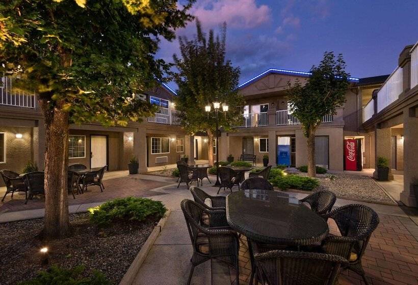 スイート, Days Inn By Wyndham Kelowna