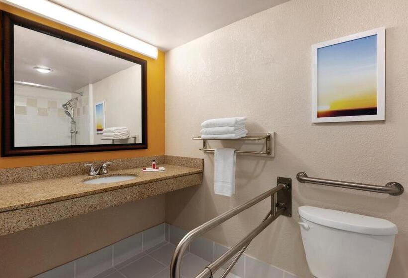 חדר סטנדרט מותאם לאדם עם מוגבלויות, Envision Hotel Miami International Airport