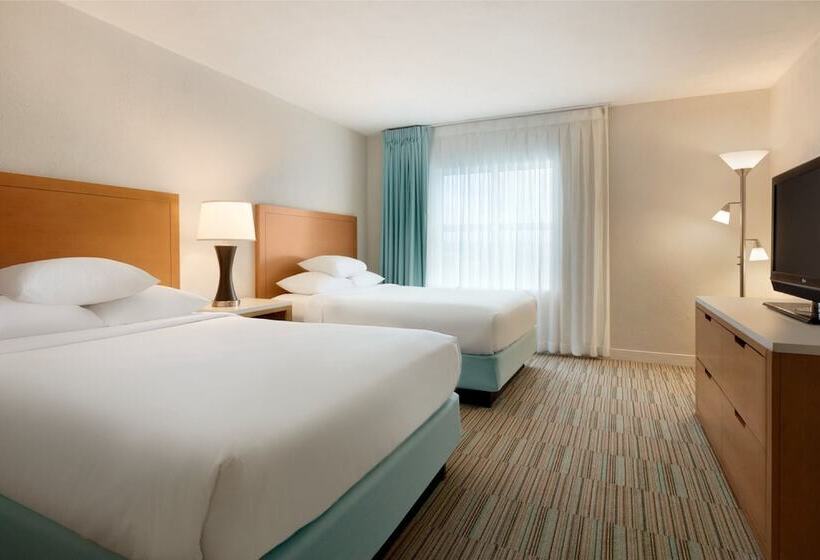 سوییت با چشم‌انداز استخر, Embassy Suites By Hilton San Juan Hotel & Casino