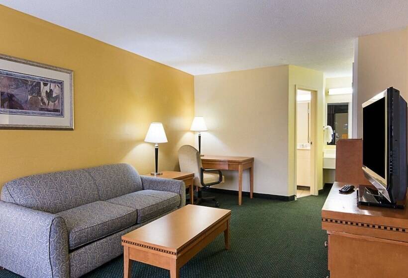 Люкс, Days Inn & Suites By Wyndham Colonial