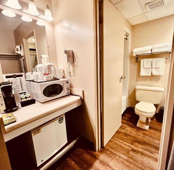 Номер Стандарт, Royal Hotel Lloydminster