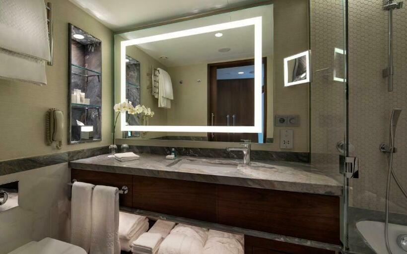 Executive Room King Size Bed, Conrad Istanbul Bosphorus