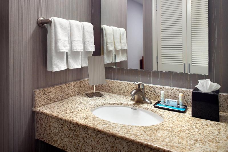 Люкс Кровать Кинг, Courtyard By Marriott Fayetteville