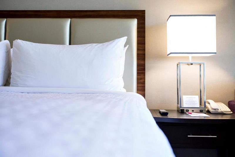 适合残疾人士使用的带超级大床的标准间, Crowne Plaza Atlanta  Midtown, An Ihg