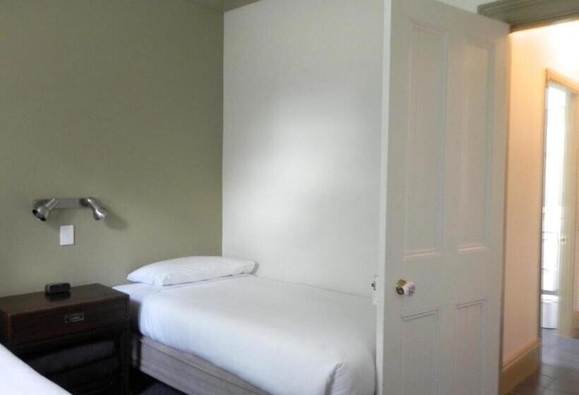 패밀리 스위트, Moore Park Inn