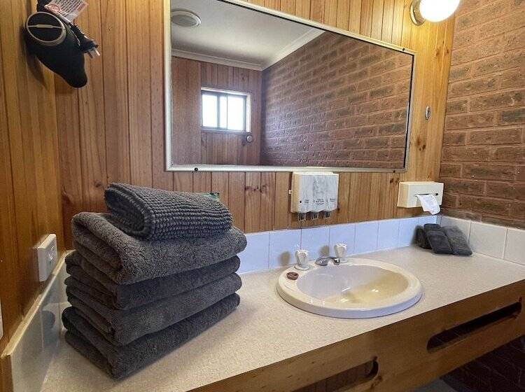 패밀리 룸, Country Roads Motor Inn