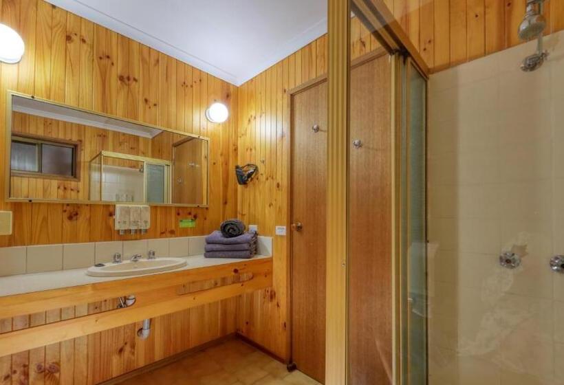 패밀리 룸, Country Roads Motor Inn
