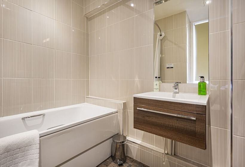 Quarto Clássico, The Royal Oak Hotel, Welshpool, Mid Wales