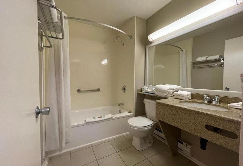 Номер Стандарт Вид на Бассейн, Super 8 By Wyndham Gananoque   Country Squire Resort