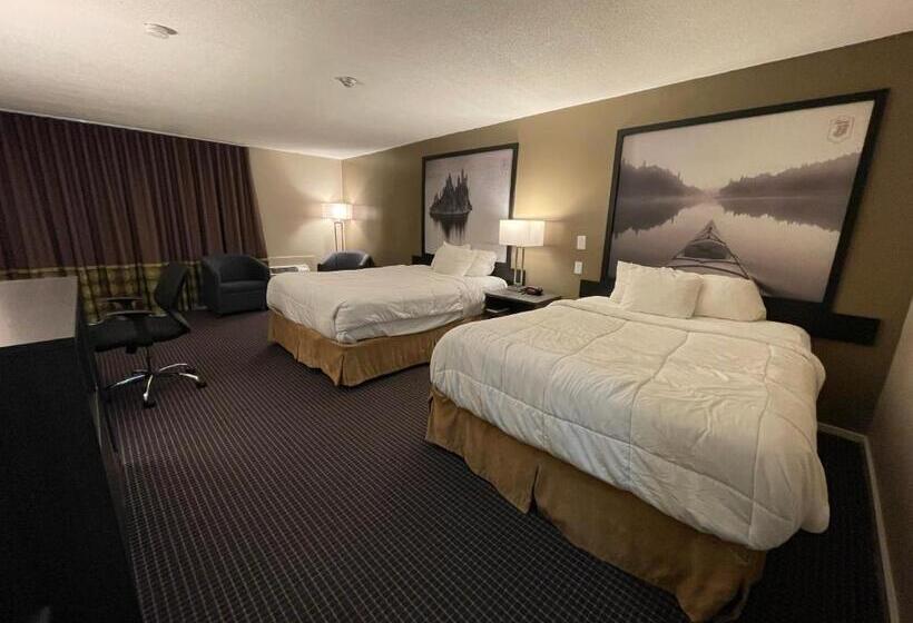 Номер Стандарт Вид на Бассейн, Super 8 By Wyndham Gananoque   Country Squire Resort