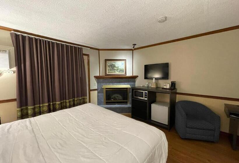 带大床的套房, Super 8 By Wyndham Gananoque   Country Squire Resort