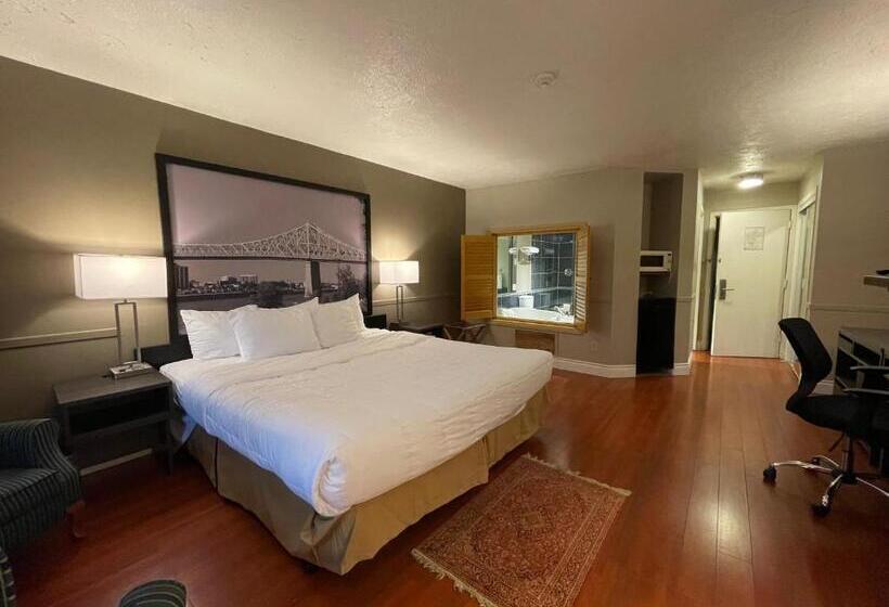 Люкс Executive Кровать Кинг, Super 8 By Wyndham Gananoque   Country Squire Resort