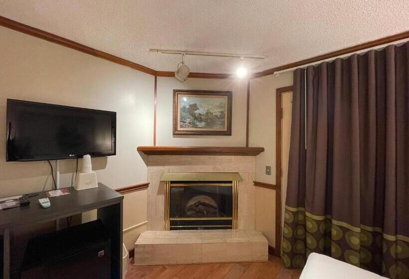 Люкс, Super 8 By Wyndham Gananoque   Country Squire Resort