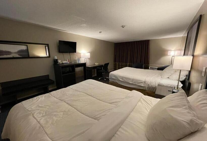Номер Deluxe Вид на Бассейн, Super 8 By Wyndham Gananoque   Country Squire Resort