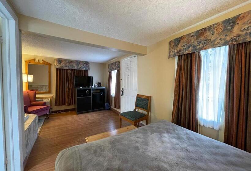 Люкс, Super 8 By Wyndham Gananoque   Country Squire Resort