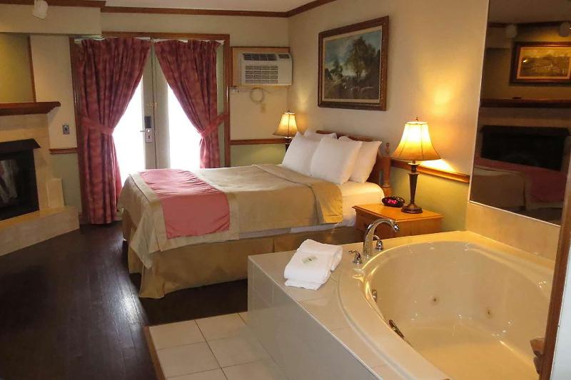 Люкс Кровать Кинг, Super 8 By Wyndham Gananoque   Country Squire Resort