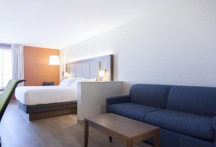 キングサイズベッドのスイートルーム, Holiday Inn Express Hotel & Suites Charlottetown, An Ihg