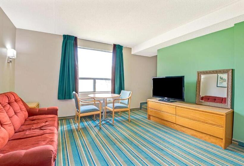 Номер Superior Кровать Кинг, Super 8 By Wyndham Toronto East On
