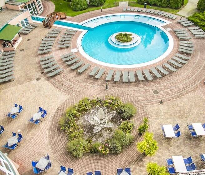 プールビュースタンダードルーム, Lotus Therme Hotel & Spa