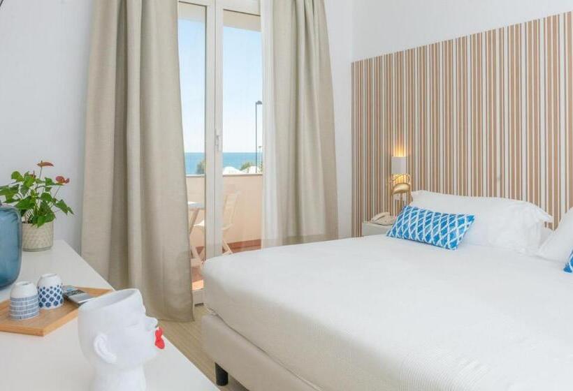 غرفة قياسية مطلّة علي البحر مزوَّدة بشُرفة, Mia Hotel Numana