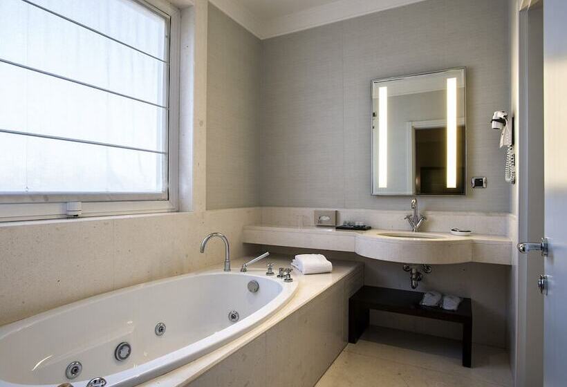 اتاق اجرایی, Flyon Hotel & Conference Center