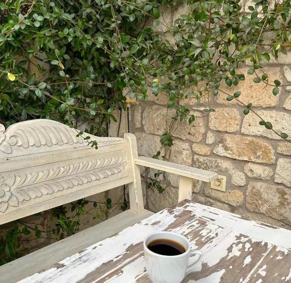 اتاق لوکس با بالکن, Selin