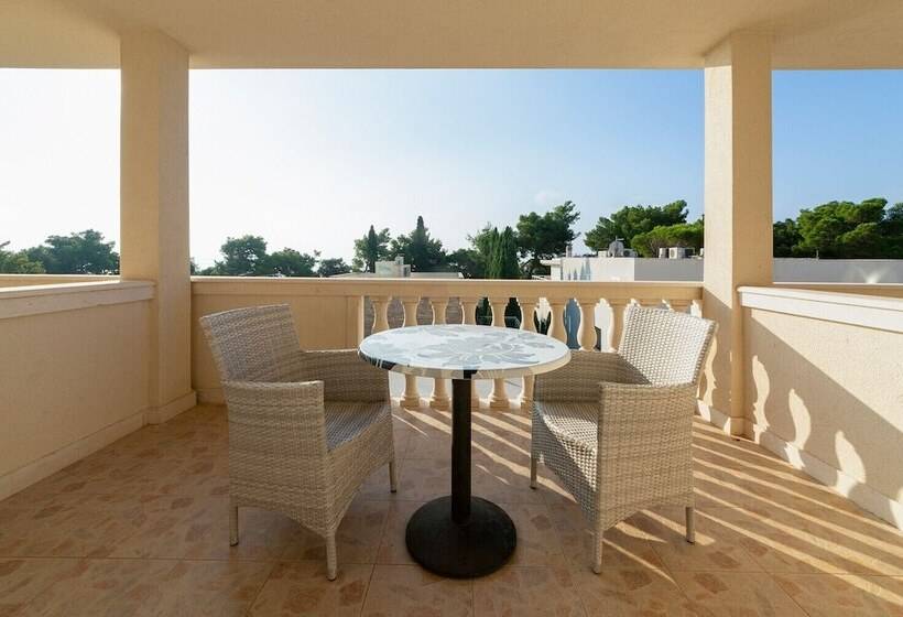 اتاق لوکس با چشم‌انداز دریا, Villa Mediterranea