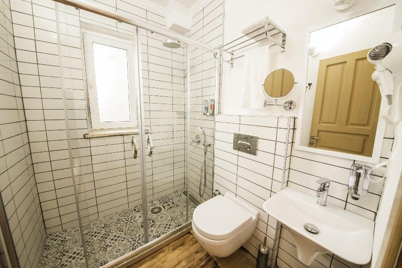 Economy Zimmer, Luna Kaş