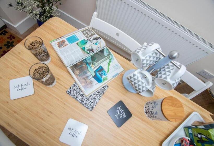 اتاق استاندارد سه نفره, Bristol Bnb