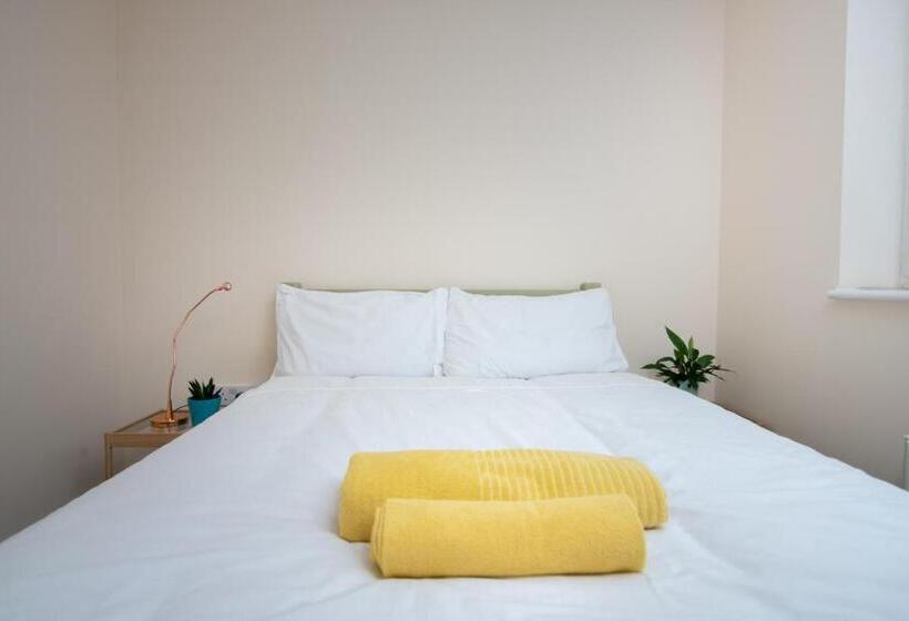 Standard room with outdoor bath, Bristol Bnb