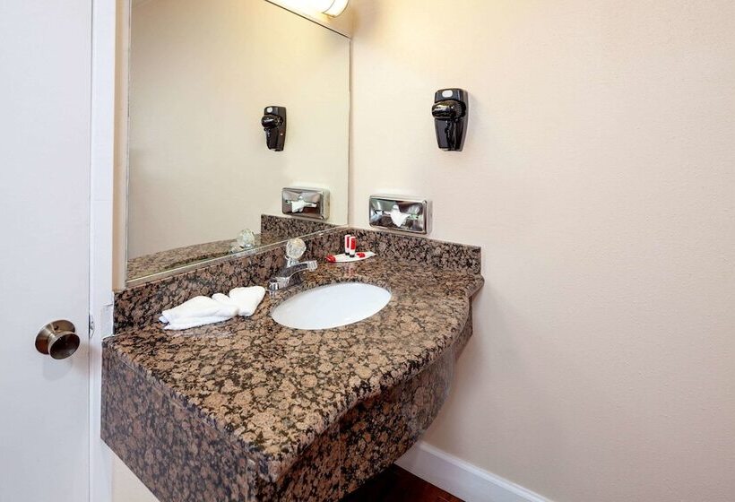Номер Стандарт, Travelodge By Wyndham Harbor City