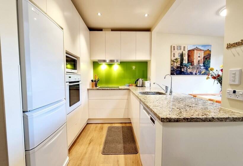 2 베드룸 연립 주택, St James Apartments