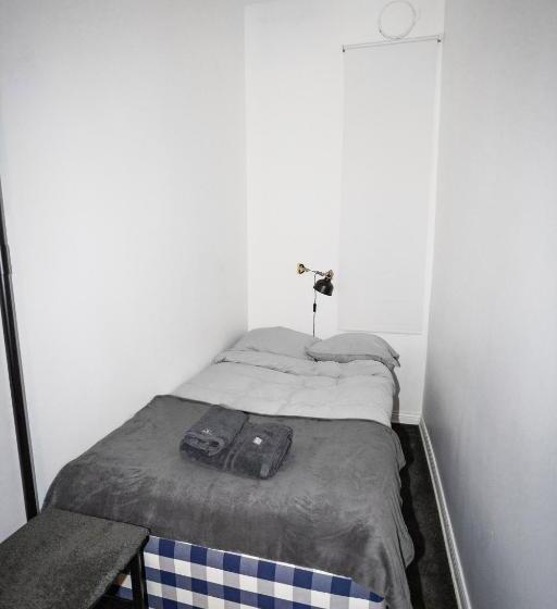 이코노미 싱글 룸, Eight Rooms