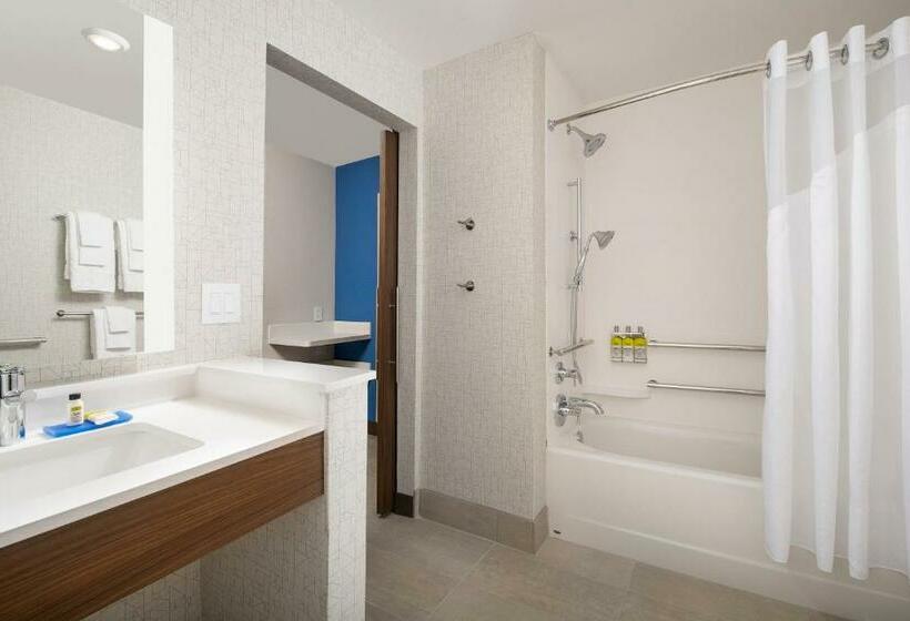 Номер Deluxe Адаптированный для Инвалидов, Holiday Inn Express & Suites Kingsland I 95 Naval Base Area, An Ihg