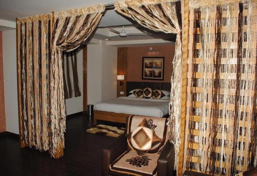 Трехместный Президентский, Fabhotel Raj Residency Ii